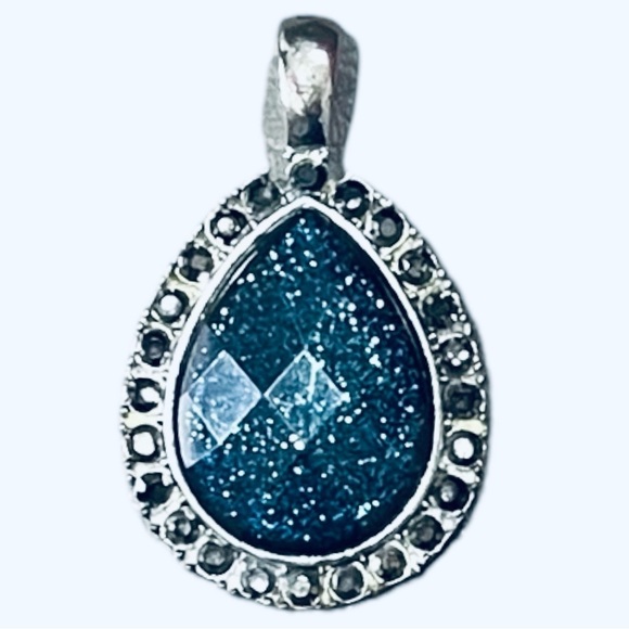 Vintage teardrop shaped pendant surrounded by small stones in polished metal - Picture 3 of 6